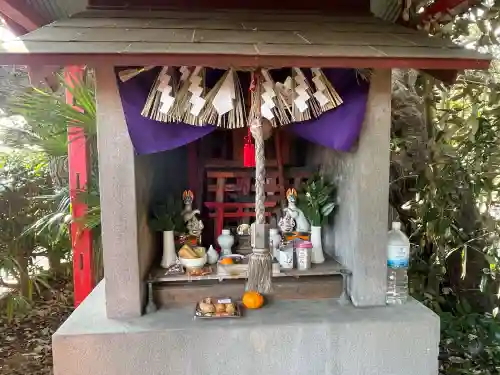 嬉野稲荷神社の{uncategorized: "未分類", other: "その他", undefined: "問題あり", building: "その他建物", grave: "お墓", sacred_gate: "鳥居", guardian: "狛犬", statue: "像", buddha: "仏像", history: "歴史", nature: "自然", garden: "庭園", animal: "動物", pagoda: "塔", temizu: "手水舎", mountain_gate: "山門・神門", sanctuary: "本殿・本堂", subordinate: "末社・摂社", art: "芸術", scenery: "景色", jizo: "地蔵", ema: "絵馬", goshuin: "御朱印", omikuji: "おみくじ", items: "授与品その他", amulet: "お守り", goshuincho: "御朱印帳", eats: "食事", festival: "お祭り", votive_dance: "神楽", shichigosan: "七五三参", wedding: "結婚式", experience: "体験その他", initially: "初詣", around: "周辺", anti_infection: "感染症対策"}