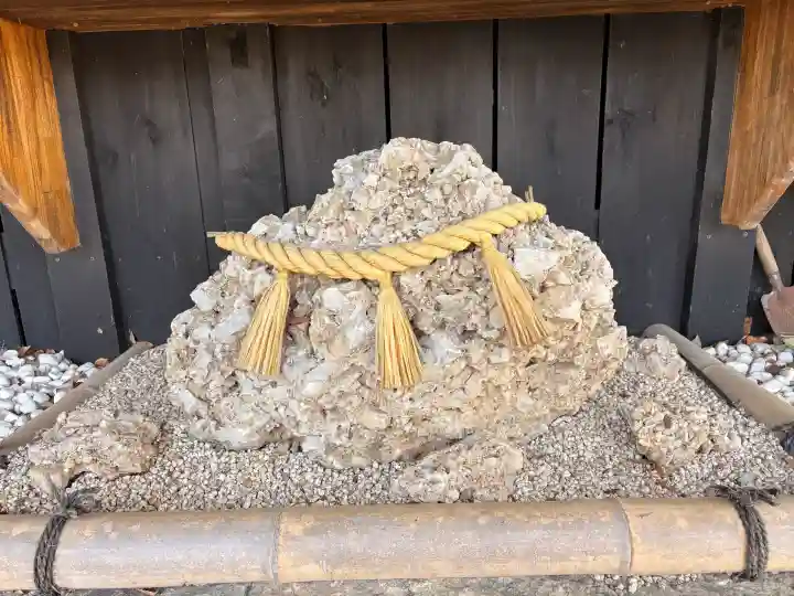 綴子神社の{uncategorized: "未分類", other: "その他", undefined: "問題あり", building: "その他建物", grave: "お墓", sacred_gate: "鳥居", guardian: "狛犬", statue: "像", buddha: "仏像", history: "歴史", nature: "自然", garden: "庭園", animal: "動物", pagoda: "塔", temizu: "手水舎", mountain_gate: "山門・神門", sanctuary: "本殿・本堂", subordinate: "末社・摂社", art: "芸術", scenery: "景色", jizo: "地蔵", ema: "絵馬", goshuin: "御朱印", omikuji: "おみくじ", items: "授与品その他", amulet: "お守り", goshuincho: "御朱印帳", eats: "食事", festival: "お祭り", votive_dance: "神楽", shichigosan: "七五三参", wedding: "結婚式", experience: "体験その他", initially: "初詣", around: "周辺", anti_infection: "感染症対策"}
