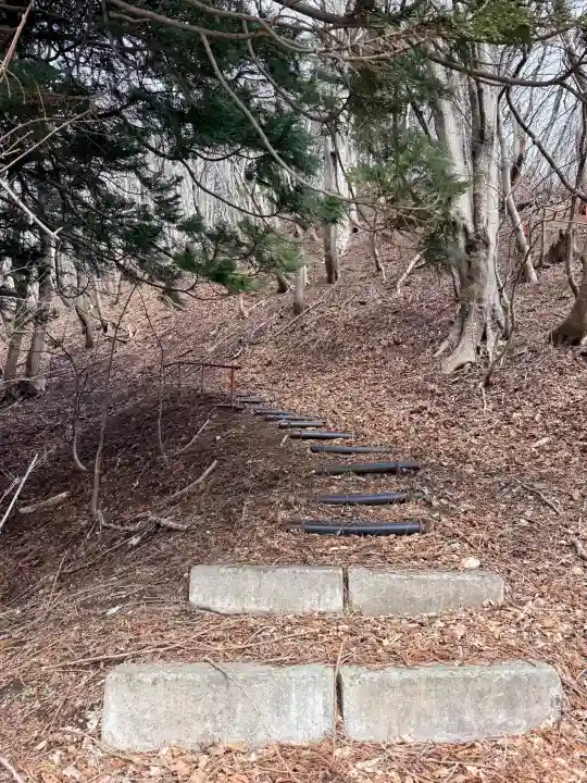熊野神社の{uncategorized: "未分類", other: "その他", undefined: "問題あり", building: "その他建物", grave: "お墓", sacred_gate: "鳥居", guardian: "狛犬", statue: "像", buddha: "仏像", history: "歴史", nature: "自然", garden: "庭園", animal: "動物", pagoda: "塔", temizu: "手水舎", mountain_gate: "山門・神門", sanctuary: "本殿・本堂", subordinate: "末社・摂社", art: "芸術", scenery: "景色", jizo: "地蔵", ema: "絵馬", goshuin: "御朱印", omikuji: "おみくじ", items: "授与品その他", amulet: "お守り", goshuincho: "御朱印帳", eats: "食事", festival: "お祭り", votive_dance: "神楽", shichigosan: "七五三参", wedding: "結婚式", experience: "体験その他", initially: "初詣", around: "周辺", anti_infection: "感染症対策"}