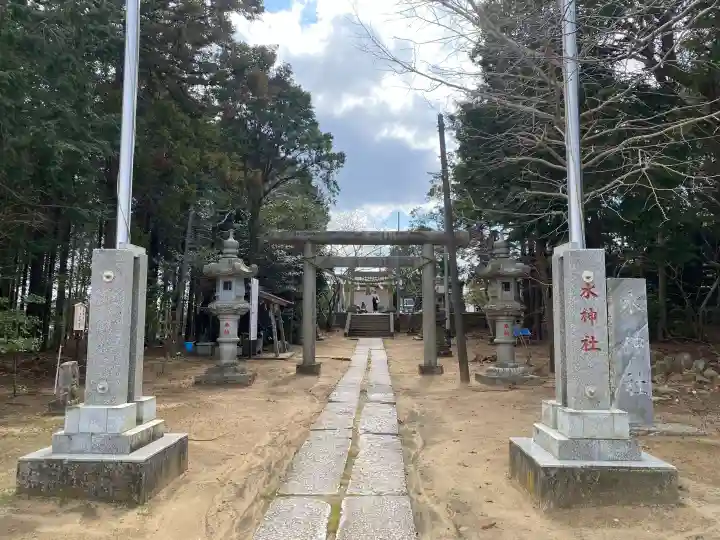 椿ノ海 水神社の{uncategorized: "未分類", other: "その他", undefined: "問題あり", building: "その他建物", grave: "お墓", sacred_gate: "鳥居", guardian: "狛犬", statue: "像", buddha: "仏像", history: "歴史", nature: "自然", garden: "庭園", animal: "動物", pagoda: "塔", temizu: "手水舎", mountain_gate: "山門・神門", sanctuary: "本殿・本堂", subordinate: "末社・摂社", art: "芸術", scenery: "景色", jizo: "地蔵", ema: "絵馬", goshuin: "御朱印", omikuji: "おみくじ", items: "授与品その他", amulet: "お守り", goshuincho: "御朱印帳", eats: "食事", festival: "お祭り", votive_dance: "神楽", shichigosan: "七五三参", wedding: "結婚式", experience: "体験その他", initially: "初詣", around: "周辺", anti_infection: "感染症対策"}