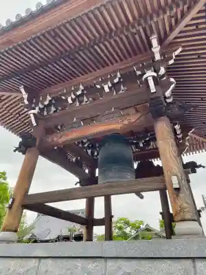 九品寺の{uncategorized: "未分類", other: "その他", undefined: "問題あり", building: "その他建物", grave: "お墓", sacred_gate: "鳥居", guardian: "狛犬", statue: "像", buddha: "仏像", history: "歴史", nature: "自然", garden: "庭園", animal: "動物", pagoda: "塔", temizu: "手水舎", mountain_gate: "山門・神門", sanctuary: "本殿・本堂", subordinate: "末社・摂社", art: "芸術", scenery: "景色", jizo: "地蔵", ema: "絵馬", goshuin: "御朱印", omikuji: "おみくじ", items: "授与品その他", amulet: "お守り", goshuincho: "御朱印帳", eats: "食事", festival: "お祭り", votive_dance: "神楽", shichigosan: "七五三参", wedding: "結婚式", experience: "体験その他", initially: "初詣", around: "周辺", anti_infection: "感染症対策"}