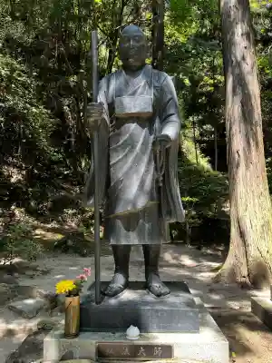 三瀧寺の{uncategorized: "未分類", other: "その他", undefined: "問題あり", building: "その他建物", grave: "お墓", sacred_gate: "鳥居", guardian: "狛犬", statue: "像", buddha: "仏像", history: "歴史", nature: "自然", garden: "庭園", animal: "動物", pagoda: "塔", temizu: "手水舎", mountain_gate: "山門・神門", sanctuary: "本殿・本堂", subordinate: "末社・摂社", art: "芸術", scenery: "景色", jizo: "地蔵", ema: "絵馬", goshuin: "御朱印", omikuji: "おみくじ", items: "授与品その他", amulet: "お守り", goshuincho: "御朱印帳", eats: "食事", festival: "お祭り", votive_dance: "神楽", shichigosan: "七五三参", wedding: "結婚式", experience: "体験その他", initially: "初詣", around: "周辺", anti_infection: "感染症対策"}