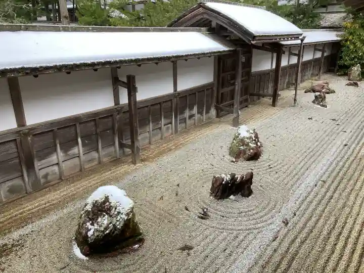 高野山金剛峯寺の{uncategorized: "未分類", other: "その他", undefined: "問題あり", building: "その他建物", grave: "お墓", sacred_gate: "鳥居", guardian: "狛犬", statue: "像", buddha: "仏像", history: "歴史", nature: "自然", garden: "庭園", animal: "動物", pagoda: "塔", temizu: "手水舎", mountain_gate: "山門・神門", sanctuary: "本殿・本堂", subordinate: "末社・摂社", art: "芸術", scenery: "景色", jizo: "地蔵", ema: "絵馬", goshuin: "御朱印", omikuji: "おみくじ", items: "授与品その他", amulet: "お守り", goshuincho: "御朱印帳", eats: "食事", festival: "お祭り", votive_dance: "神楽", shichigosan: "七五三参", wedding: "結婚式", experience: "体験その他", initially: "初詣", around: "周辺", anti_infection: "感染症対策"}