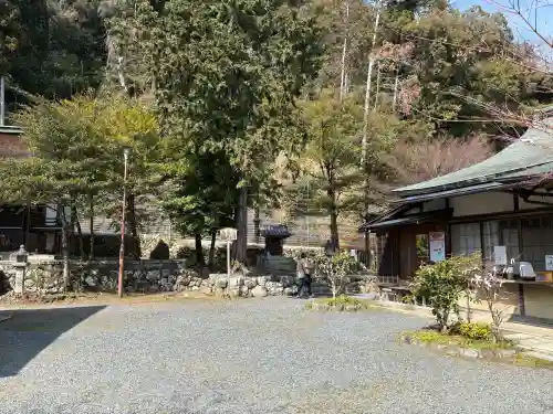 月読神社（松尾大社摂社）の{uncategorized: "未分類", other: "その他", undefined: "問題あり", building: "その他建物", grave: "お墓", sacred_gate: "鳥居", guardian: "狛犬", statue: "像", buddha: "仏像", history: "歴史", nature: "自然", garden: "庭園", animal: "動物", pagoda: "塔", temizu: "手水舎", mountain_gate: "山門・神門", sanctuary: "本殿・本堂", subordinate: "末社・摂社", art: "芸術", scenery: "景色", jizo: "地蔵", ema: "絵馬", goshuin: "御朱印", omikuji: "おみくじ", items: "授与品その他", amulet: "お守り", goshuincho: "御朱印帳", eats: "食事", festival: "お祭り", votive_dance: "神楽", shichigosan: "七五三参", wedding: "結婚式", experience: "体験その他", initially: "初詣", around: "周辺", anti_infection: "感染症対策"}