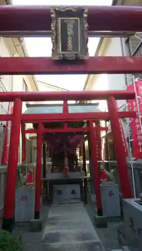 東陽繁出世稲荷神社の鳥居