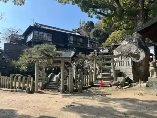 艮神社の{uncategorized: "未分類", other: "その他", undefined: "問題あり", building: "その他建物", grave: "お墓", sacred_gate: "鳥居", guardian: "狛犬", statue: "像", buddha: "仏像", history: "歴史", nature: "自然", garden: "庭園", animal: "動物", pagoda: "塔", temizu: "手水舎", mountain_gate: "山門・神門", sanctuary: "本殿・本堂", subordinate: "末社・摂社", art: "芸術", scenery: "景色", jizo: "地蔵", ema: "絵馬", goshuin: "御朱印", omikuji: "おみくじ", items: "授与品その他", amulet: "お守り", goshuincho: "御朱印帳", eats: "食事", festival: "お祭り", votive_dance: "神楽", shichigosan: "七五三参", wedding: "結婚式", experience: "体験その他", initially: "初詣", around: "周辺", anti_infection: "感染症対策"}