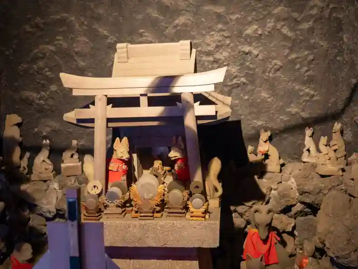 東京羽田 穴守稲荷神社の{uncategorized: "未分類", other: "その他", undefined: "問題あり", building: "その他建物", grave: "お墓", sacred_gate: "鳥居", guardian: "狛犬", statue: "像", buddha: "仏像", history: "歴史", nature: "自然", garden: "庭園", animal: "動物", pagoda: "塔", temizu: "手水舎", mountain_gate: "山門・神門", sanctuary: "本殿・本堂", subordinate: "末社・摂社", art: "芸術", scenery: "景色", jizo: "地蔵", ema: "絵馬", goshuin: "御朱印", omikuji: "おみくじ", items: "授与品その他", amulet: "お守り", goshuincho: "御朱印帳", eats: "食事", festival: "お祭り", votive_dance: "神楽", shichigosan: "七五三参", wedding: "結婚式", experience: "体験その他", initially: "初詣", around: "周辺", anti_infection: "感染症対策"}