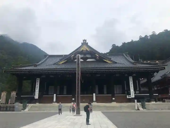 久遠寺の本殿・本堂