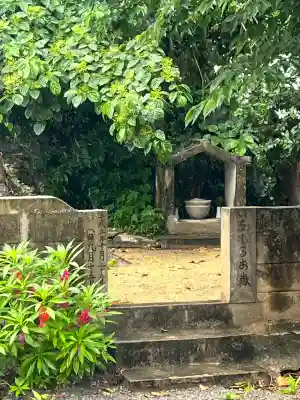 糸盛御嶽の{uncategorized: "未分類", other: "その他", undefined: "問題あり", building: "その他建物", grave: "お墓", sacred_gate: "鳥居", guardian: "狛犬", statue: "像", buddha: "仏像", history: "歴史", nature: "自然", garden: "庭園", animal: "動物", pagoda: "塔", temizu: "手水舎", mountain_gate: "山門・神門", sanctuary: "本殿・本堂", subordinate: "末社・摂社", art: "芸術", scenery: "景色", jizo: "地蔵", ema: "絵馬", goshuin: "御朱印", omikuji: "おみくじ", items: "授与品その他", amulet: "お守り", goshuincho: "御朱印帳", eats: "食事", festival: "お祭り", votive_dance: "神楽", shichigosan: "七五三参", wedding: "結婚式", experience: "体験その他", initially: "初詣", around: "周辺", anti_infection: "感染症対策"}