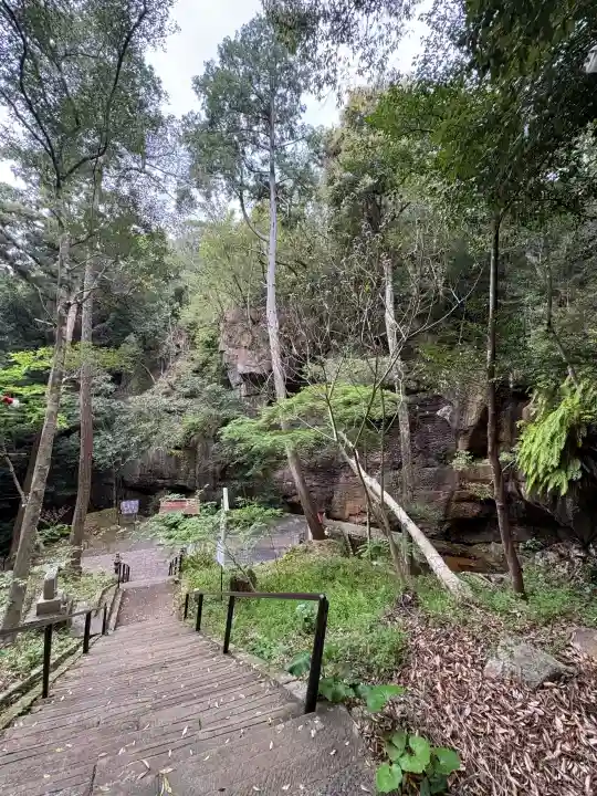 瀧王神社の{uncategorized: "未分類", other: "その他", undefined: "問題あり", building: "その他建物", grave: "お墓", sacred_gate: "鳥居", guardian: "狛犬", statue: "像", buddha: "仏像", history: "歴史", nature: "自然", garden: "庭園", animal: "動物", pagoda: "塔", temizu: "手水舎", mountain_gate: "山門・神門", sanctuary: "本殿・本堂", subordinate: "末社・摂社", art: "芸術", scenery: "景色", jizo: "地蔵", ema: "絵馬", goshuin: "御朱印", omikuji: "おみくじ", items: "授与品その他", amulet: "お守り", goshuincho: "御朱印帳", eats: "食事", festival: "お祭り", votive_dance: "神楽", shichigosan: "七五三参", wedding: "結婚式", experience: "体験その他", initially: "初詣", around: "周辺", anti_infection: "感染症対策"}