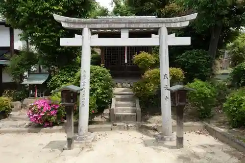 殿岡神社の末社