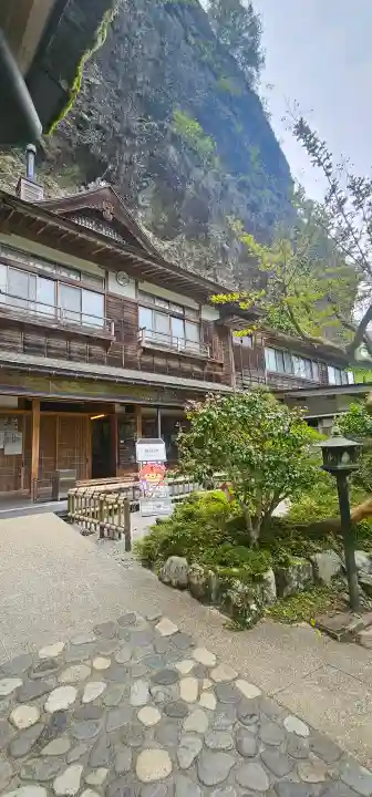 岩屋寺の{uncategorized: "未分類", other: "その他", undefined: "問題あり", building: "その他建物", grave: "お墓", sacred_gate: "鳥居", guardian: "狛犬", statue: "像", buddha: "仏像", history: "歴史", nature: "自然", garden: "庭園", animal: "動物", pagoda: "塔", temizu: "手水舎", mountain_gate: "山門・神門", sanctuary: "本殿・本堂", subordinate: "末社・摂社", art: "芸術", scenery: "景色", jizo: "地蔵", ema: "絵馬", goshuin: "御朱印", omikuji: "おみくじ", items: "授与品その他", amulet: "お守り", goshuincho: "御朱印帳", eats: "食事", festival: "お祭り", votive_dance: "神楽", shichigosan: "七五三参", wedding: "結婚式", experience: "体験その他", initially: "初詣", around: "周辺", anti_infection: "感染症対策"}