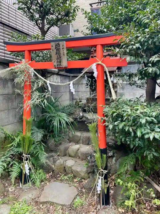 戸田稲荷神社の{uncategorized: "未分類", other: "その他", undefined: "問題あり", building: "その他建物", grave: "お墓", sacred_gate: "鳥居", guardian: "狛犬", statue: "像", buddha: "仏像", history: "歴史", nature: "自然", garden: "庭園", animal: "動物", pagoda: "塔", temizu: "手水舎", mountain_gate: "山門・神門", sanctuary: "本殿・本堂", subordinate: "末社・摂社", art: "芸術", scenery: "景色", jizo: "地蔵", ema: "絵馬", goshuin: "御朱印", omikuji: "おみくじ", items: "授与品その他", amulet: "お守り", goshuincho: "御朱印帳", eats: "食事", festival: "お祭り", votive_dance: "神楽", shichigosan: "七五三参", wedding: "結婚式", experience: "体験その他", initially: "初詣", around: "周辺", anti_infection: "感染症対策"}
