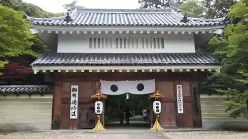 目の霊山　油山寺の山門