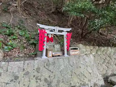 三社神社の{uncategorized: "未分類", other: "その他", undefined: "問題あり", building: "その他建物", grave: "お墓", sacred_gate: "鳥居", guardian: "狛犬", statue: "像", buddha: "仏像", history: "歴史", nature: "自然", garden: "庭園", animal: "動物", pagoda: "塔", temizu: "手水舎", mountain_gate: "山門・神門", sanctuary: "本殿・本堂", subordinate: "末社・摂社", art: "芸術", scenery: "景色", jizo: "地蔵", ema: "絵馬", goshuin: "御朱印", omikuji: "おみくじ", items: "授与品その他", amulet: "お守り", goshuincho: "御朱印帳", eats: "食事", festival: "お祭り", votive_dance: "神楽", shichigosan: "七五三参", wedding: "結婚式", experience: "体験その他", initially: "初詣", around: "周辺", anti_infection: "感染症対策"}