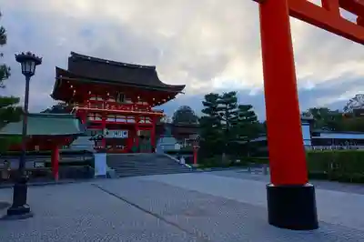 伏見稲荷大社の山門・神門