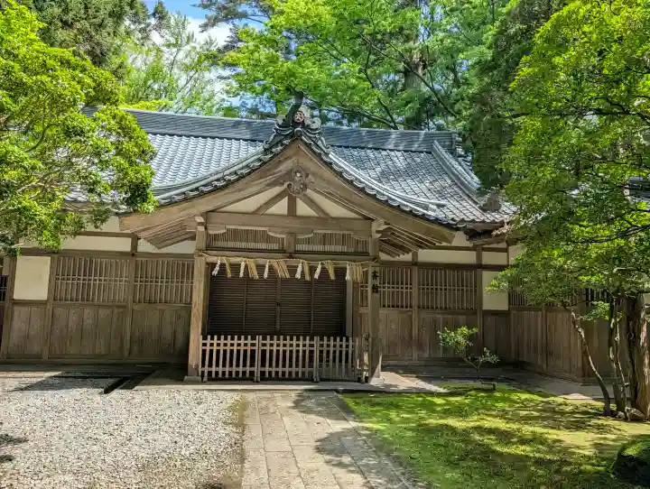 彌彦神社の{uncategorized: "未分類", other: "その他", undefined: "問題あり", building: "その他建物", grave: "お墓", sacred_gate: "鳥居", guardian: "狛犬", statue: "像", buddha: "仏像", history: "歴史", nature: "自然", garden: "庭園", animal: "動物", pagoda: "塔", temizu: "手水舎", mountain_gate: "山門・神門", sanctuary: "本殿・本堂", subordinate: "末社・摂社", art: "芸術", scenery: "景色", jizo: "地蔵", ema: "絵馬", goshuin: "御朱印", omikuji: "おみくじ", items: "授与品その他", amulet: "お守り", goshuincho: "御朱印帳", eats: "食事", festival: "お祭り", votive_dance: "神楽", shichigosan: "七五三参", wedding: "結婚式", experience: "体験その他", initially: "初詣", around: "周辺", anti_infection: "感染症対策"}