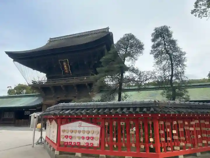 筥崎宮の{uncategorized: "未分類", other: "その他", undefined: "問題あり", building: "その他建物", grave: "お墓", sacred_gate: "鳥居", guardian: "狛犬", statue: "像", buddha: "仏像", history: "歴史", nature: "自然", garden: "庭園", animal: "動物", pagoda: "塔", temizu: "手水舎", mountain_gate: "山門・神門", sanctuary: "本殿・本堂", subordinate: "末社・摂社", art: "芸術", scenery: "景色", jizo: "地蔵", ema: "絵馬", goshuin: "御朱印", omikuji: "おみくじ", items: "授与品その他", amulet: "お守り", goshuincho: "御朱印帳", eats: "食事", festival: "お祭り", votive_dance: "神楽", shichigosan: "七五三参", wedding: "結婚式", experience: "体験その他", initially: "初詣", around: "周辺", anti_infection: "感染症対策"}