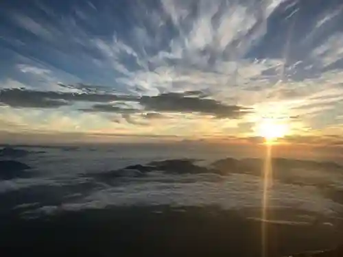 富士山頂上浅間大社奥宮の景色