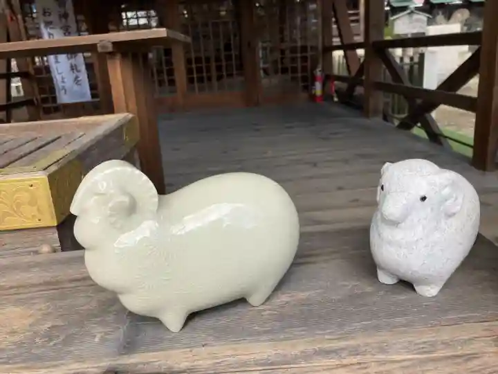 羊神社の像
