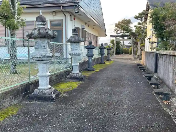 日和神社の{uncategorized: "未分類", other: "その他", undefined: "問題あり", building: "その他建物", grave: "お墓", sacred_gate: "鳥居", guardian: "狛犬", statue: "像", buddha: "仏像", history: "歴史", nature: "自然", garden: "庭園", animal: "動物", pagoda: "塔", temizu: "手水舎", mountain_gate: "山門・神門", sanctuary: "本殿・本堂", subordinate: "末社・摂社", art: "芸術", scenery: "景色", jizo: "地蔵", ema: "絵馬", goshuin: "御朱印", omikuji: "おみくじ", items: "授与品その他", amulet: "お守り", goshuincho: "御朱印帳", eats: "食事", festival: "お祭り", votive_dance: "神楽", shichigosan: "七五三参", wedding: "結婚式", experience: "体験その他", initially: "初詣", around: "周辺", anti_infection: "感染症対策"}