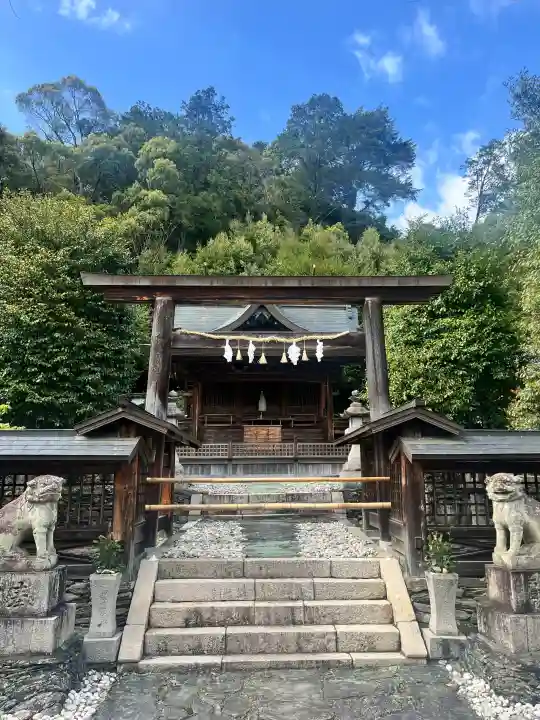 相賀大神社の{uncategorized: "未分類", other: "その他", undefined: "問題あり", building: "その他建物", grave: "お墓", sacred_gate: "鳥居", guardian: "狛犬", statue: "像", buddha: "仏像", history: "歴史", nature: "自然", garden: "庭園", animal: "動物", pagoda: "塔", temizu: "手水舎", mountain_gate: "山門・神門", sanctuary: "本殿・本堂", subordinate: "末社・摂社", art: "芸術", scenery: "景色", jizo: "地蔵", ema: "絵馬", goshuin: "御朱印", omikuji: "おみくじ", items: "授与品その他", amulet: "お守り", goshuincho: "御朱印帳", eats: "食事", festival: "お祭り", votive_dance: "神楽", shichigosan: "七五三参", wedding: "結婚式", experience: "体験その他", initially: "初詣", around: "周辺", anti_infection: "感染症対策"}