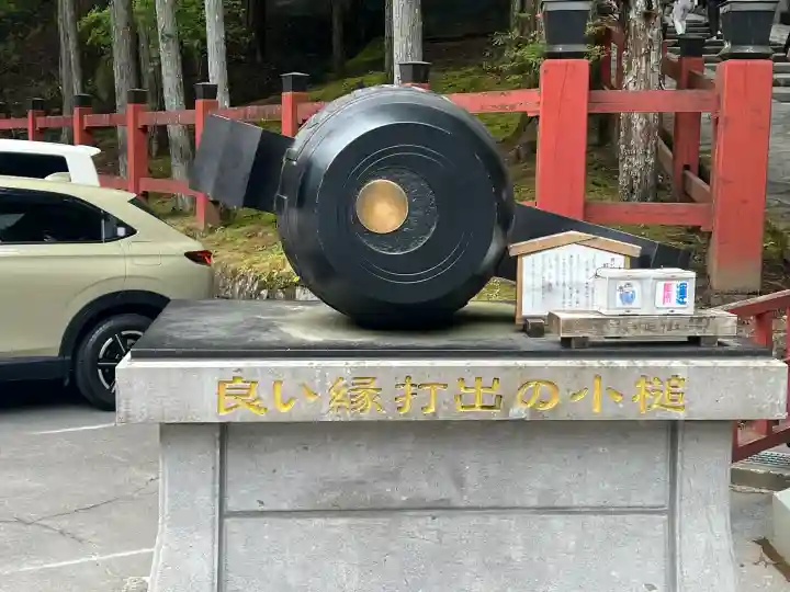 日光二荒山神社の{uncategorized: "未分類", other: "その他", undefined: "問題あり", building: "その他建物", grave: "お墓", sacred_gate: "鳥居", guardian: "狛犬", statue: "像", buddha: "仏像", history: "歴史", nature: "自然", garden: "庭園", animal: "動物", pagoda: "塔", temizu: "手水舎", mountain_gate: "山門・神門", sanctuary: "本殿・本堂", subordinate: "末社・摂社", art: "芸術", scenery: "景色", jizo: "地蔵", ema: "絵馬", goshuin: "御朱印", omikuji: "おみくじ", items: "授与品その他", amulet: "お守り", goshuincho: "御朱印帳", eats: "食事", festival: "お祭り", votive_dance: "神楽", shichigosan: "七五三参", wedding: "結婚式", experience: "体験その他", initially: "初詣", around: "周辺", anti_infection: "感染症対策"}