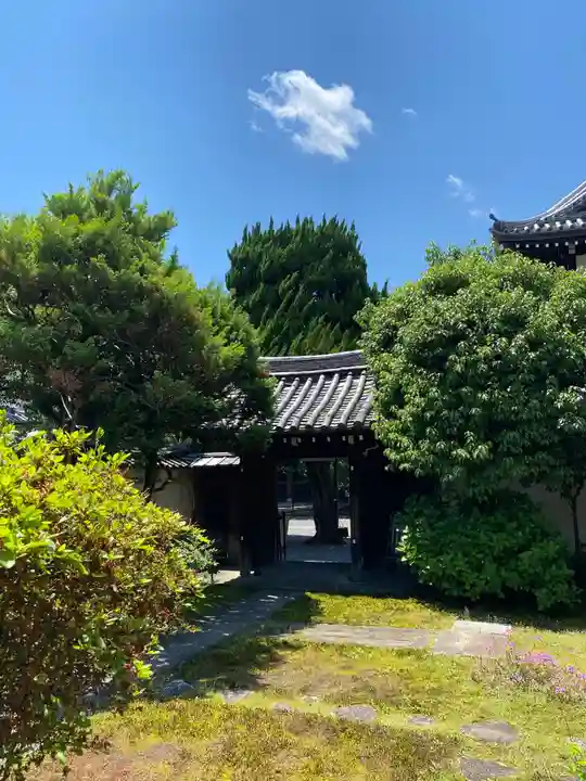 尊陽院の山門・神門