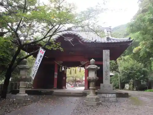 那古寺の山門