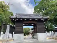 泊神社の山門