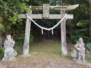 箱崎神社の{uncategorized: "未分類", other: "その他", undefined: "問題あり", building: "その他建物", grave: "お墓", sacred_gate: "鳥居", guardian: "狛犬", statue: "像", buddha: "仏像", history: "歴史", nature: "自然", garden: "庭園", animal: "動物", pagoda: "塔", temizu: "手水舎", mountain_gate: "山門・神門", sanctuary: "本殿・本堂", subordinate: "末社・摂社", art: "芸術", scenery: "景色", jizo: "地蔵", ema: "絵馬", goshuin: "御朱印", omikuji: "おみくじ", items: "授与品その他", amulet: "お守り", goshuincho: "御朱印帳", eats: "食事", festival: "お祭り", votive_dance: "神楽", shichigosan: "七五三参", wedding: "結婚式", experience: "体験その他", initially: "初詣", around: "周辺", anti_infection: "感染症対策"}