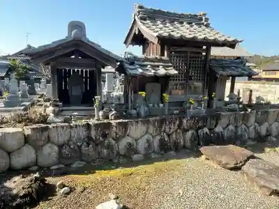 西光寺の{uncategorized: "未分類", other: "その他", undefined: "問題あり", building: "その他建物", grave: "お墓", sacred_gate: "鳥居", guardian: "狛犬", statue: "像", buddha: "仏像", history: "歴史", nature: "自然", garden: "庭園", animal: "動物", pagoda: "塔", temizu: "手水舎", mountain_gate: "山門・神門", sanctuary: "本殿・本堂", subordinate: "末社・摂社", art: "芸術", scenery: "景色", jizo: "地蔵", ema: "絵馬", goshuin: "御朱印", omikuji: "おみくじ", items: "授与品その他", amulet: "お守り", goshuincho: "御朱印帳", eats: "食事", festival: "お祭り", votive_dance: "神楽", shichigosan: "七五三参", wedding: "結婚式", experience: "体験その他", initially: "初詣", around: "周辺", anti_infection: "感染症対策"}