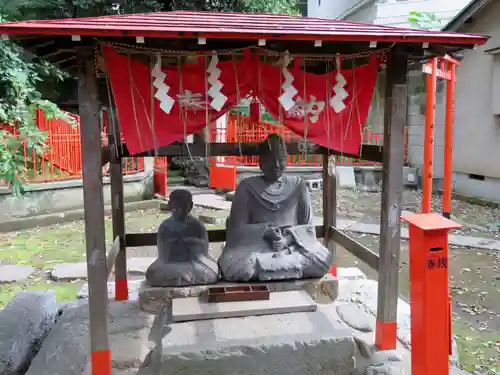 三囲神社の像