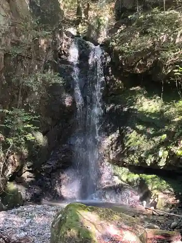 瀧神社の{uncategorized: "未分類", other: "その他", undefined: "問題あり", building: "その他建物", grave: "お墓", sacred_gate: "鳥居", guardian: "狛犬", statue: "像", buddha: "仏像", history: "歴史", nature: "自然", garden: "庭園", animal: "動物", pagoda: "塔", temizu: "手水舎", mountain_gate: "山門・神門", sanctuary: "本殿・本堂", subordinate: "末社・摂社", art: "芸術", scenery: "景色", jizo: "地蔵", ema: "絵馬", goshuin: "御朱印", omikuji: "おみくじ", items: "授与品その他", amulet: "お守り", goshuincho: "御朱印帳", eats: "食事", festival: "お祭り", votive_dance: "神楽", shichigosan: "七五三参", wedding: "結婚式", experience: "体験その他", initially: "初詣", around: "周辺", anti_infection: "感染症対策"}