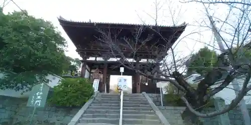 當麻寺の山門