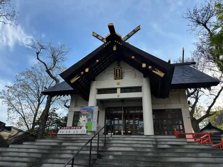 手稲神社の{uncategorized: "未分類", other: "その他", undefined: "問題あり", building: "その他建物", grave: "お墓", sacred_gate: "鳥居", guardian: "狛犬", statue: "像", buddha: "仏像", history: "歴史", nature: "自然", garden: "庭園", animal: "動物", pagoda: "塔", temizu: "手水舎", mountain_gate: "山門・神門", sanctuary: "本殿・本堂", subordinate: "末社・摂社", art: "芸術", scenery: "景色", jizo: "地蔵", ema: "絵馬", goshuin: "御朱印", omikuji: "おみくじ", items: "授与品その他", amulet: "お守り", goshuincho: "御朱印帳", eats: "食事", festival: "お祭り", votive_dance: "神楽", shichigosan: "七五三参", wedding: "結婚式", experience: "体験その他", initially: "初詣", around: "周辺", anti_infection: "感染症対策"}