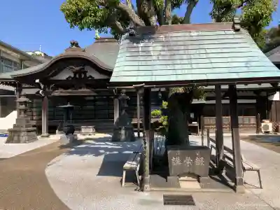 泉蔵寺の{uncategorized: "未分類", other: "その他", undefined: "問題あり", building: "その他建物", grave: "お墓", sacred_gate: "鳥居", guardian: "狛犬", statue: "像", buddha: "仏像", history: "歴史", nature: "自然", garden: "庭園", animal: "動物", pagoda: "塔", temizu: "手水舎", mountain_gate: "山門・神門", sanctuary: "本殿・本堂", subordinate: "末社・摂社", art: "芸術", scenery: "景色", jizo: "地蔵", ema: "絵馬", goshuin: "御朱印", omikuji: "おみくじ", items: "授与品その他", amulet: "お守り", goshuincho: "御朱印帳", eats: "食事", festival: "お祭り", votive_dance: "神楽", shichigosan: "七五三参", wedding: "結婚式", experience: "体験その他", initially: "初詣", around: "周辺", anti_infection: "感染症対策"}