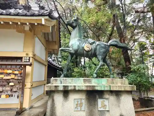 漆部神社の像