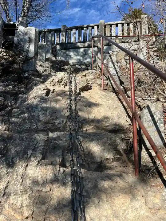 三峯神社の{uncategorized: "未分類", other: "その他", undefined: "問題あり", building: "その他建物", grave: "お墓", sacred_gate: "鳥居", guardian: "狛犬", statue: "像", buddha: "仏像", history: "歴史", nature: "自然", garden: "庭園", animal: "動物", pagoda: "塔", temizu: "手水舎", mountain_gate: "山門・神門", sanctuary: "本殿・本堂", subordinate: "末社・摂社", art: "芸術", scenery: "景色", jizo: "地蔵", ema: "絵馬", goshuin: "御朱印", omikuji: "おみくじ", items: "授与品その他", amulet: "お守り", goshuincho: "御朱印帳", eats: "食事", festival: "お祭り", votive_dance: "神楽", shichigosan: "七五三参", wedding: "結婚式", experience: "体験その他", initially: "初詣", around: "周辺", anti_infection: "感染症対策"}