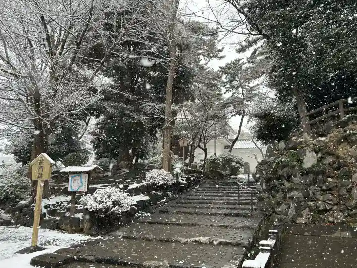濃飛護國神社の{uncategorized: "未分類", other: "その他", undefined: "問題あり", building: "その他建物", grave: "お墓", sacred_gate: "鳥居", guardian: "狛犬", statue: "像", buddha: "仏像", history: "歴史", nature: "自然", garden: "庭園", animal: "動物", pagoda: "塔", temizu: "手水舎", mountain_gate: "山門・神門", sanctuary: "本殿・本堂", subordinate: "末社・摂社", art: "芸術", scenery: "景色", jizo: "地蔵", ema: "絵馬", goshuin: "御朱印", omikuji: "おみくじ", items: "授与品その他", amulet: "お守り", goshuincho: "御朱印帳", eats: "食事", festival: "お祭り", votive_dance: "神楽", shichigosan: "七五三参", wedding: "結婚式", experience: "体験その他", initially: "初詣", around: "周辺", anti_infection: "感染症対策"}