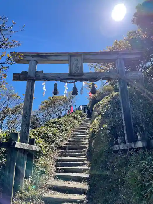 劔山本宮宝蔵石神社の鳥居