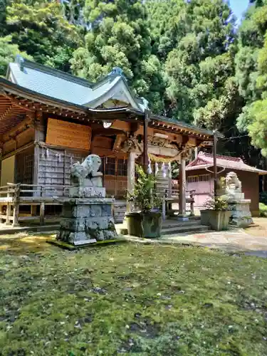 白山神社の本殿