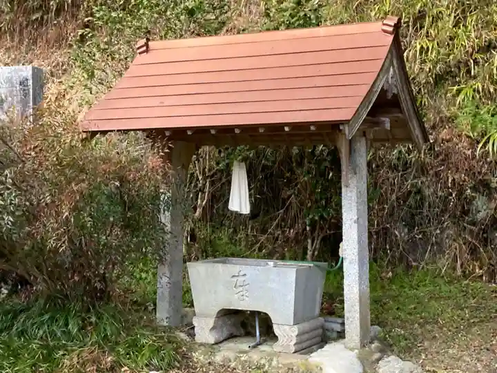 両新田神社の手水舎