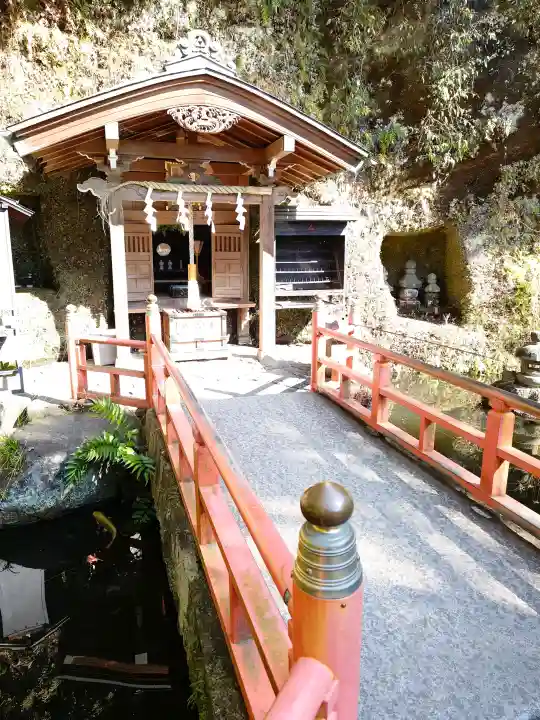 銭洗弁財天宇賀福神社の{uncategorized: "未分類", other: "その他", undefined: "問題あり", building: "その他建物", grave: "お墓", sacred_gate: "鳥居", guardian: "狛犬", statue: "像", buddha: "仏像", history: "歴史", nature: "自然", garden: "庭園", animal: "動物", pagoda: "塔", temizu: "手水舎", mountain_gate: "山門・神門", sanctuary: "本殿・本堂", subordinate: "末社・摂社", art: "芸術", scenery: "景色", jizo: "地蔵", ema: "絵馬", goshuin: "御朱印", omikuji: "おみくじ", items: "授与品その他", amulet: "お守り", goshuincho: "御朱印帳", eats: "食事", festival: "お祭り", votive_dance: "神楽", shichigosan: "七五三参", wedding: "結婚式", experience: "体験その他", initially: "初詣", around: "周辺", anti_infection: "感染症対策"}