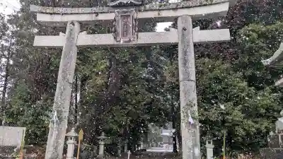 岡高神社の{uncategorized: "未分類", other: "その他", undefined: "問題あり", building: "その他建物", grave: "お墓", sacred_gate: "鳥居", guardian: "狛犬", statue: "像", buddha: "仏像", history: "歴史", nature: "自然", garden: "庭園", animal: "動物", pagoda: "塔", temizu: "手水舎", mountain_gate: "山門・神門", sanctuary: "本殿・本堂", subordinate: "末社・摂社", art: "芸術", scenery: "景色", jizo: "地蔵", ema: "絵馬", goshuin: "御朱印", omikuji: "おみくじ", items: "授与品その他", amulet: "お守り", goshuincho: "御朱印帳", eats: "食事", festival: "お祭り", votive_dance: "神楽", shichigosan: "七五三参", wedding: "結婚式", experience: "体験その他", initially: "初詣", around: "周辺", anti_infection: "感染症対策"}