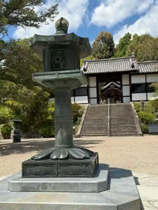 叡福寺の{uncategorized: "未分類", other: "その他", undefined: "問題あり", building: "その他建物", grave: "お墓", sacred_gate: "鳥居", guardian: "狛犬", statue: "像", buddha: "仏像", history: "歴史", nature: "自然", garden: "庭園", animal: "動物", pagoda: "塔", temizu: "手水舎", mountain_gate: "山門・神門", sanctuary: "本殿・本堂", subordinate: "末社・摂社", art: "芸術", scenery: "景色", jizo: "地蔵", ema: "絵馬", goshuin: "御朱印", omikuji: "おみくじ", items: "授与品その他", amulet: "お守り", goshuincho: "御朱印帳", eats: "食事", festival: "お祭り", votive_dance: "神楽", shichigosan: "七五三参", wedding: "結婚式", experience: "体験その他", initially: "初詣", around: "周辺", anti_infection: "感染症対策"}