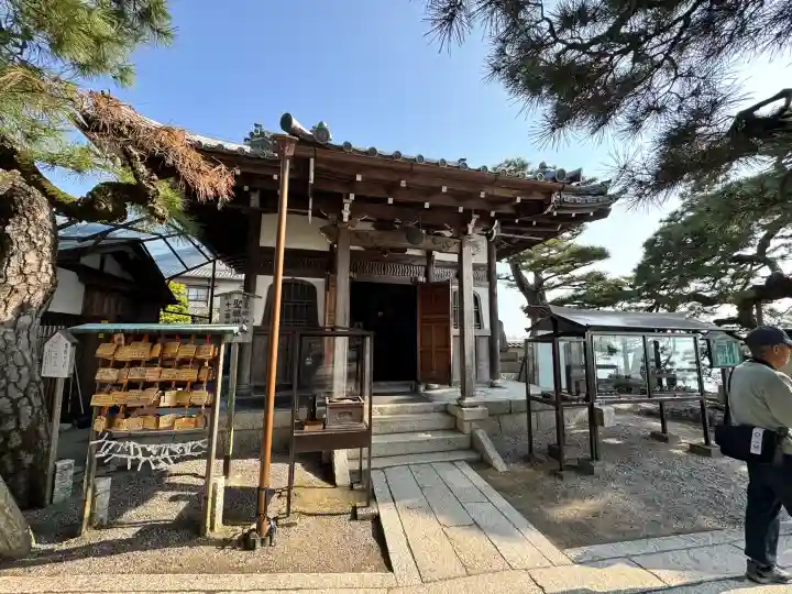 満月寺(浮御堂)の{uncategorized: "未分類", other: "その他", undefined: "問題あり", building: "その他建物", grave: "お墓", sacred_gate: "鳥居", guardian: "狛犬", statue: "像", buddha: "仏像", history: "歴史", nature: "自然", garden: "庭園", animal: "動物", pagoda: "塔", temizu: "手水舎", mountain_gate: "山門・神門", sanctuary: "本殿・本堂", subordinate: "末社・摂社", art: "芸術", scenery: "景色", jizo: "地蔵", ema: "絵馬", goshuin: "御朱印", omikuji: "おみくじ", items: "授与品その他", amulet: "お守り", goshuincho: "御朱印帳", eats: "食事", festival: "お祭り", votive_dance: "神楽", shichigosan: "七五三参", wedding: "結婚式", experience: "体験その他", initially: "初詣", around: "周辺", anti_infection: "感染症対策"}