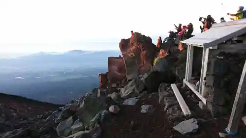 富士山頂上浅間大社奥宮の景色