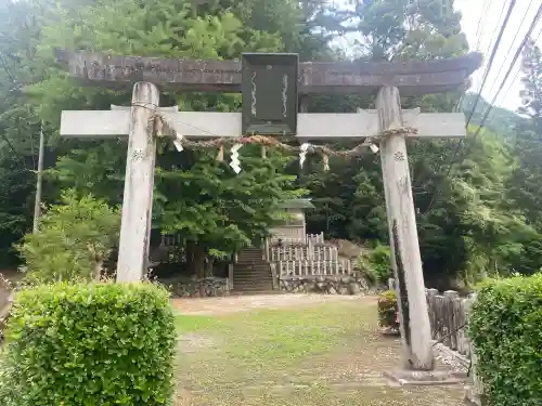 丹生神社の{uncategorized: "未分類", other: "その他", undefined: "問題あり", building: "その他建物", grave: "お墓", sacred_gate: "鳥居", guardian: "狛犬", statue: "像", buddha: "仏像", history: "歴史", nature: "自然", garden: "庭園", animal: "動物", pagoda: "塔", temizu: "手水舎", mountain_gate: "山門・神門", sanctuary: "本殿・本堂", subordinate: "末社・摂社", art: "芸術", scenery: "景色", jizo: "地蔵", ema: "絵馬", goshuin: "御朱印", omikuji: "おみくじ", items: "授与品その他", amulet: "お守り", goshuincho: "御朱印帳", eats: "食事", festival: "お祭り", votive_dance: "神楽", shichigosan: "七五三参", wedding: "結婚式", experience: "体験その他", initially: "初詣", around: "周辺", anti_infection: "感染症対策"}