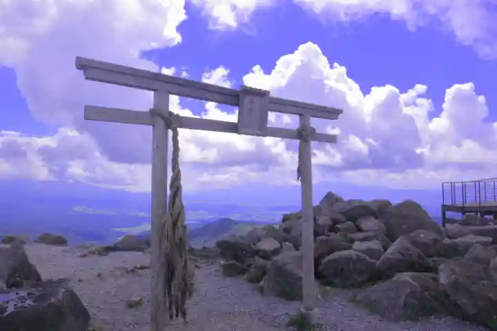 車山神社の{uncategorized: "未分類", other: "その他", undefined: "問題あり", building: "その他建物", grave: "お墓", sacred_gate: "鳥居", guardian: "狛犬", statue: "像", buddha: "仏像", history: "歴史", nature: "自然", garden: "庭園", animal: "動物", pagoda: "塔", temizu: "手水舎", mountain_gate: "山門・神門", sanctuary: "本殿・本堂", subordinate: "末社・摂社", art: "芸術", scenery: "景色", jizo: "地蔵", ema: "絵馬", goshuin: "御朱印", omikuji: "おみくじ", items: "授与品その他", amulet: "お守り", goshuincho: "御朱印帳", eats: "食事", festival: "お祭り", votive_dance: "神楽", shichigosan: "七五三参", wedding: "結婚式", experience: "体験その他", initially: "初詣", around: "周辺", anti_infection: "感染症対策"}